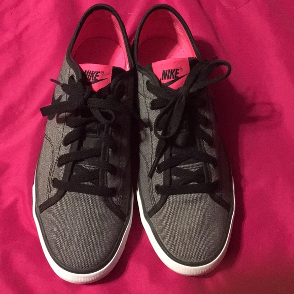 Nike Shoes - Nike sneakers - women’s size 7.5